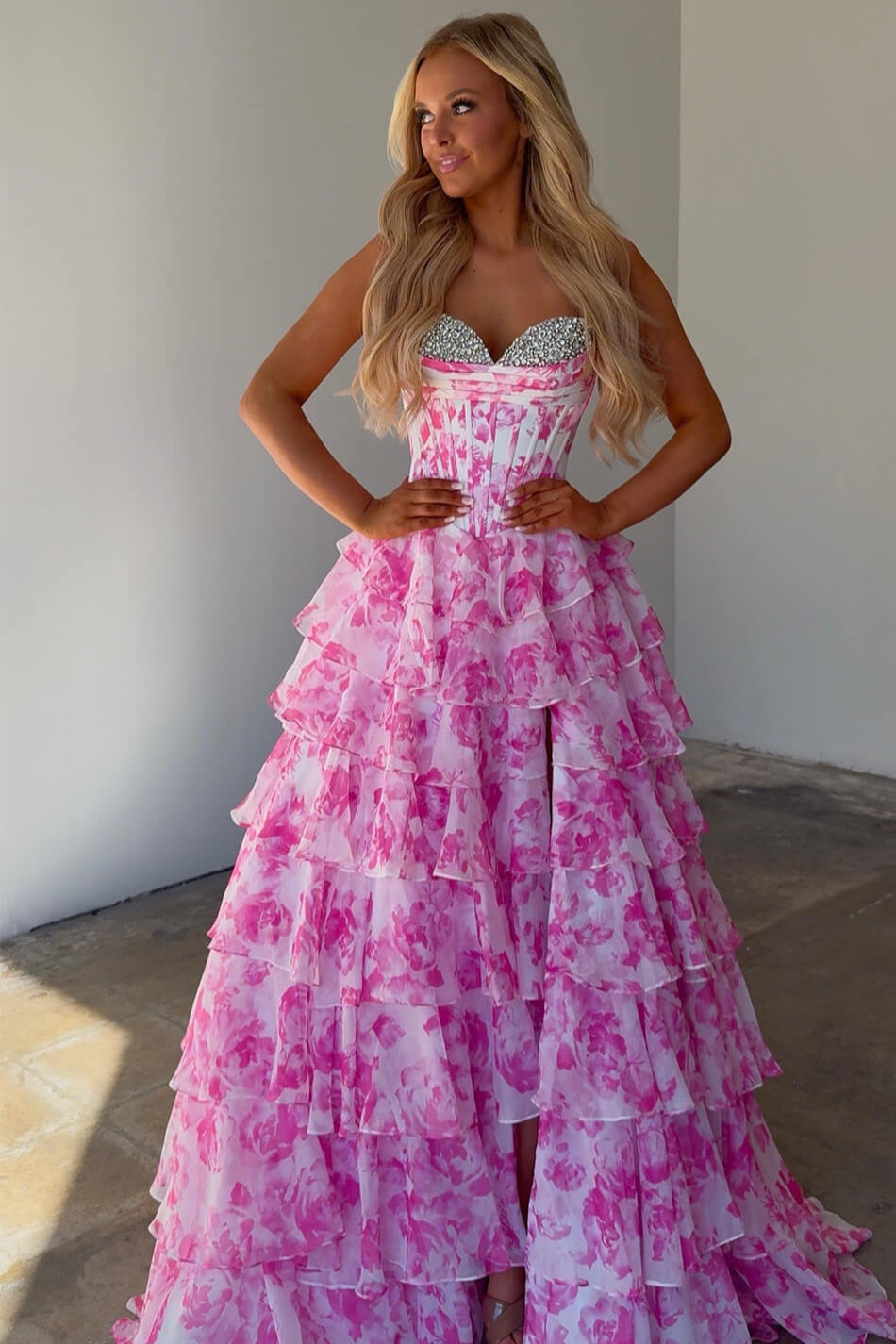 26441 - Ava Presley - Robe de bal à volants et fleurs