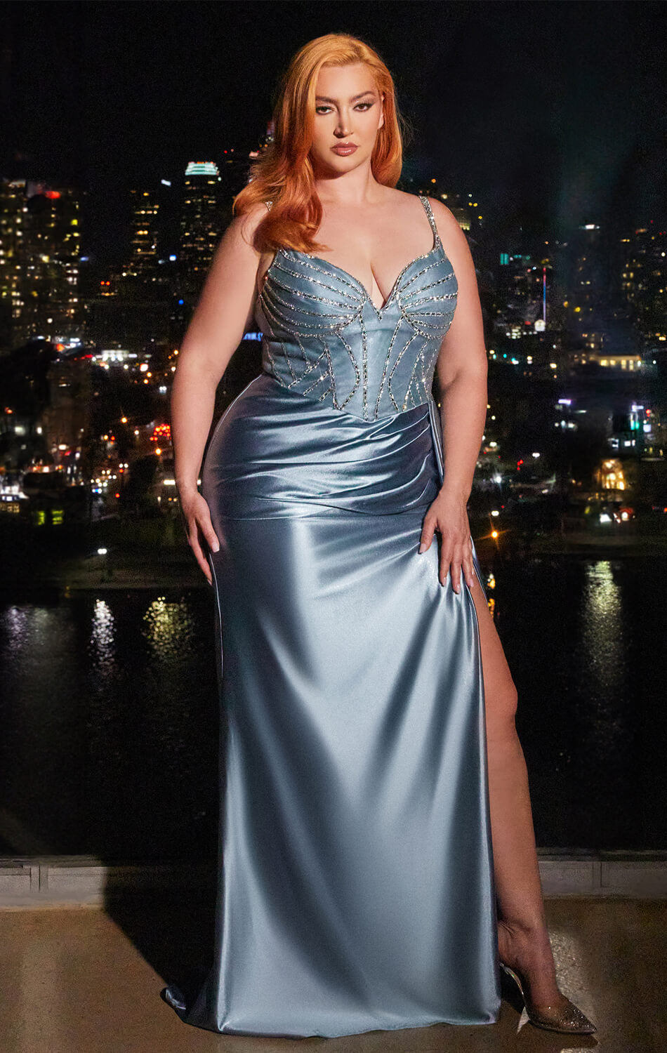 ROBE LIBERTY - BLEU POUSSIÈRE - ROBE AJUSTÉE EN SATIN AVEC CORSAGE PERLÉ