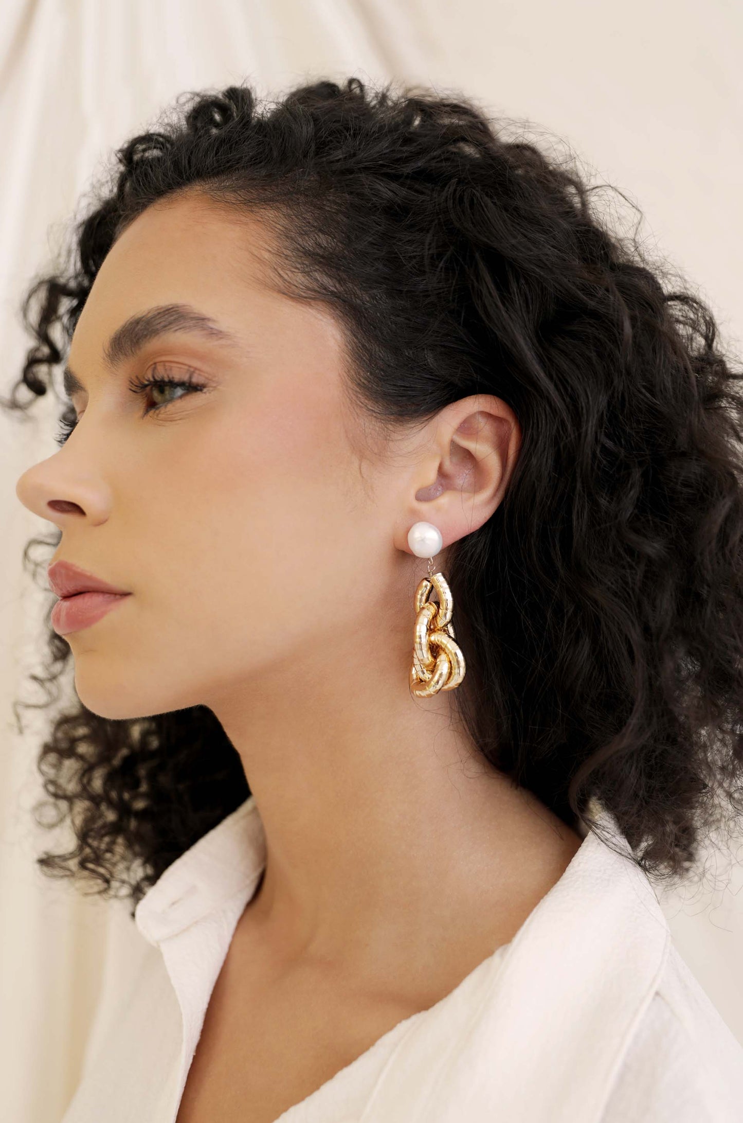 Boucles d'oreilles pendantes en or liquide et perles