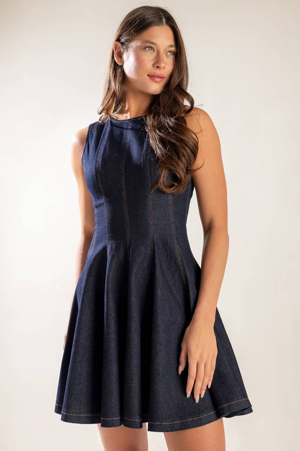 KLASSISCHES MINIKLEID AUS DUNKLEM DENIM