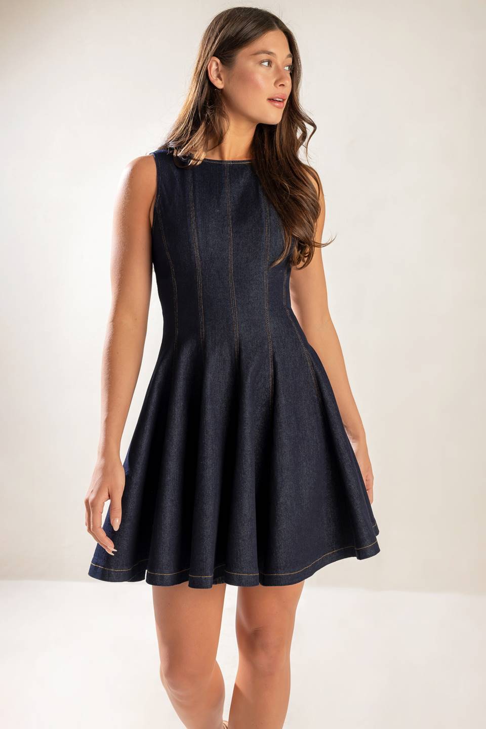 KLASSISCHES MINIKLEID AUS DUNKLEM DENIM