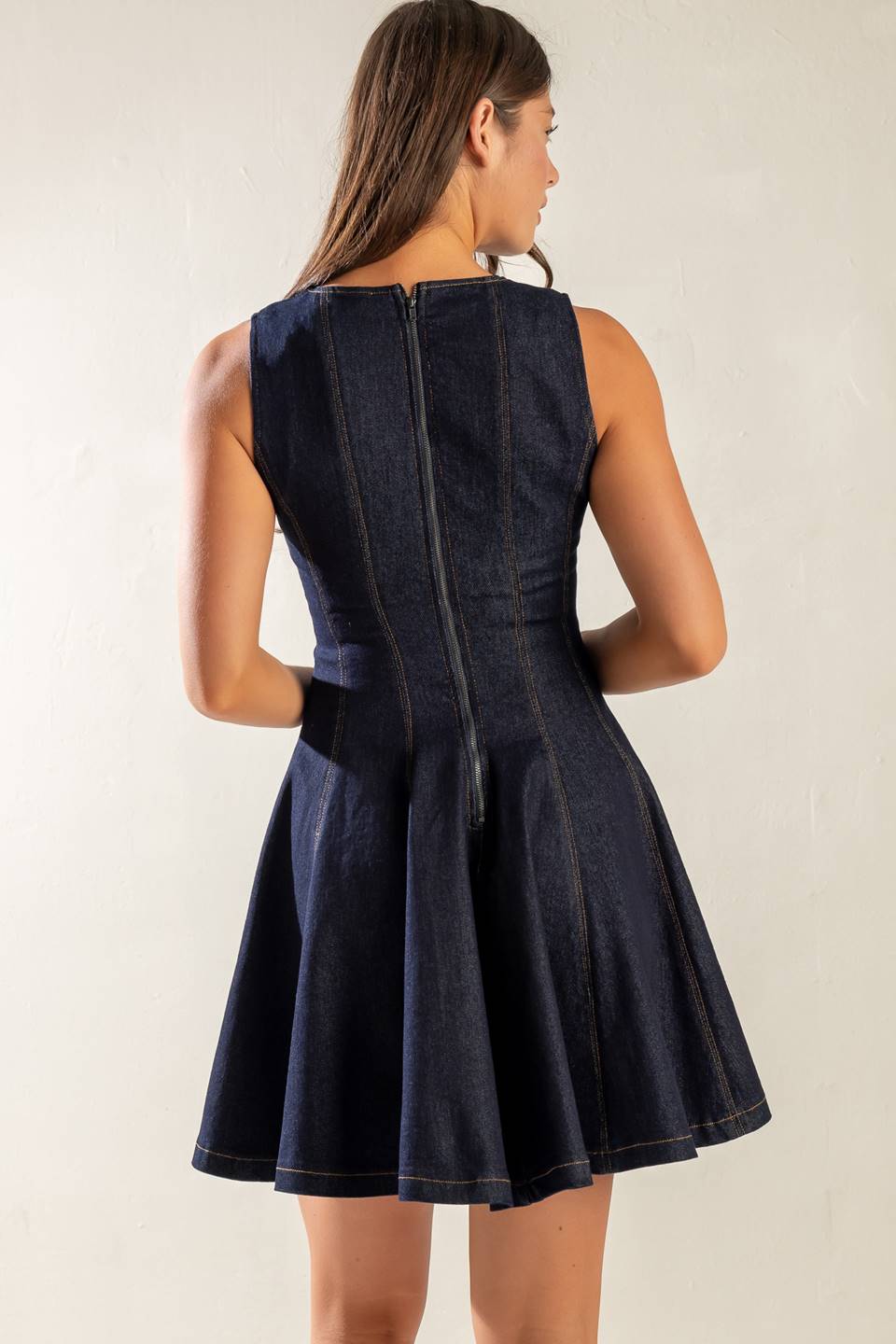 KLASSISCHES MINIKLEID AUS DUNKLEM DENIM