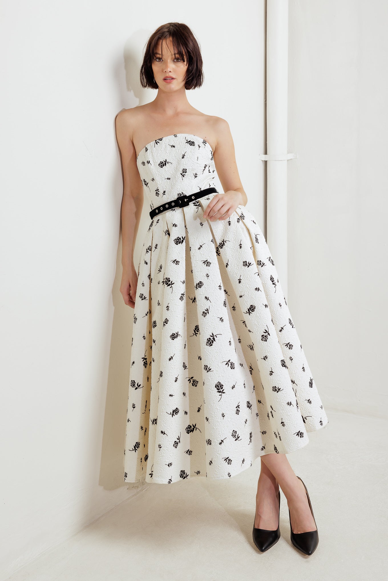 EFFIE BLACK ROSE STRAPLESS MIDI DRESS