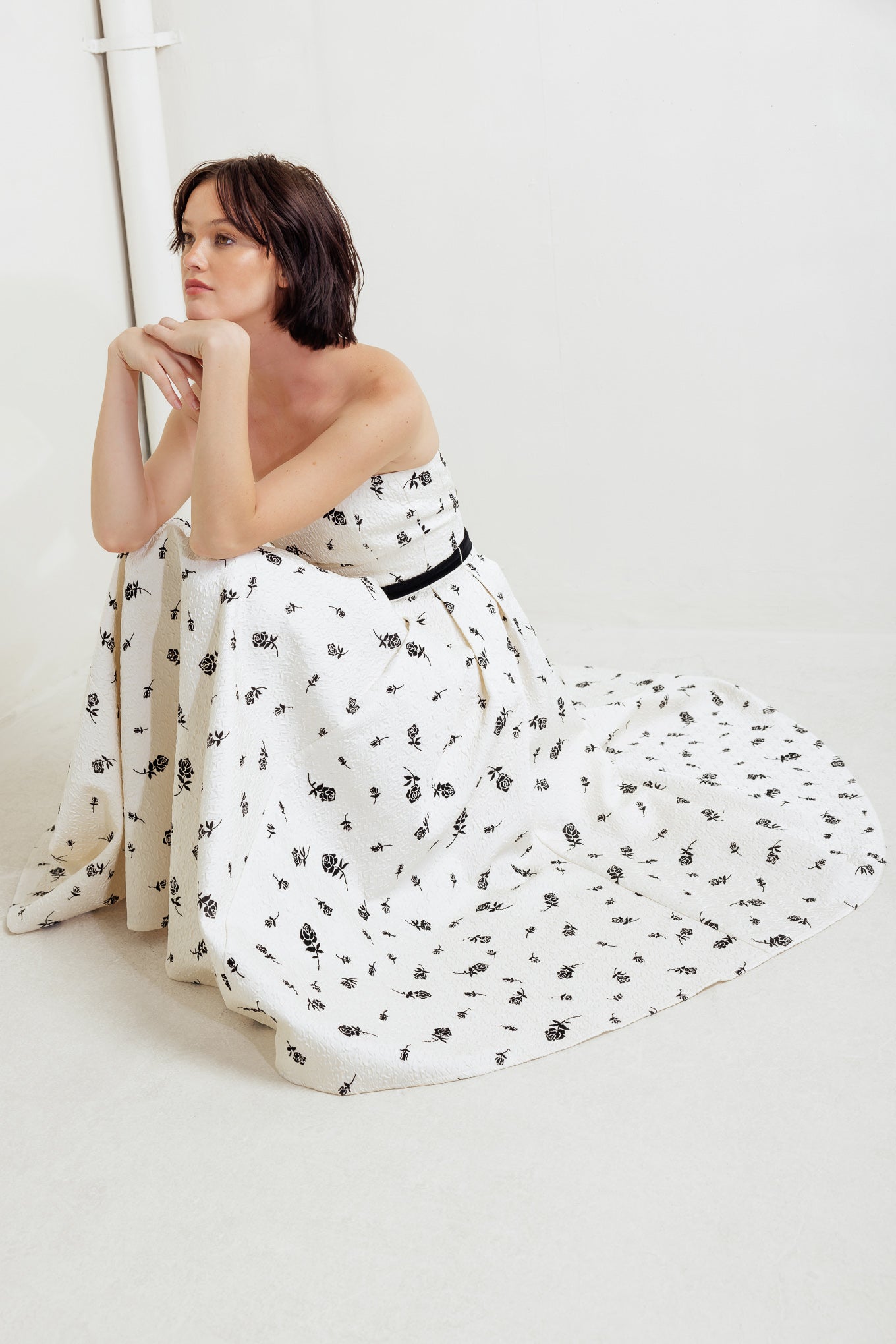 EFFIE BLACK ROSE STRAPLESS MIDI DRESS