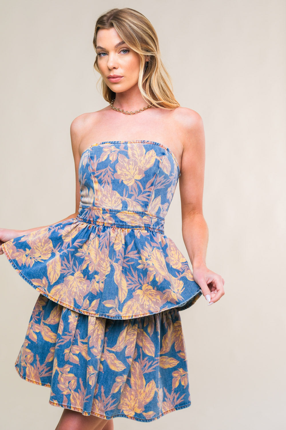 SOMMERMOMENTE – TRÄGERLOSES MINIKLEID AUS DENIM MIT BLUMENMUSTER