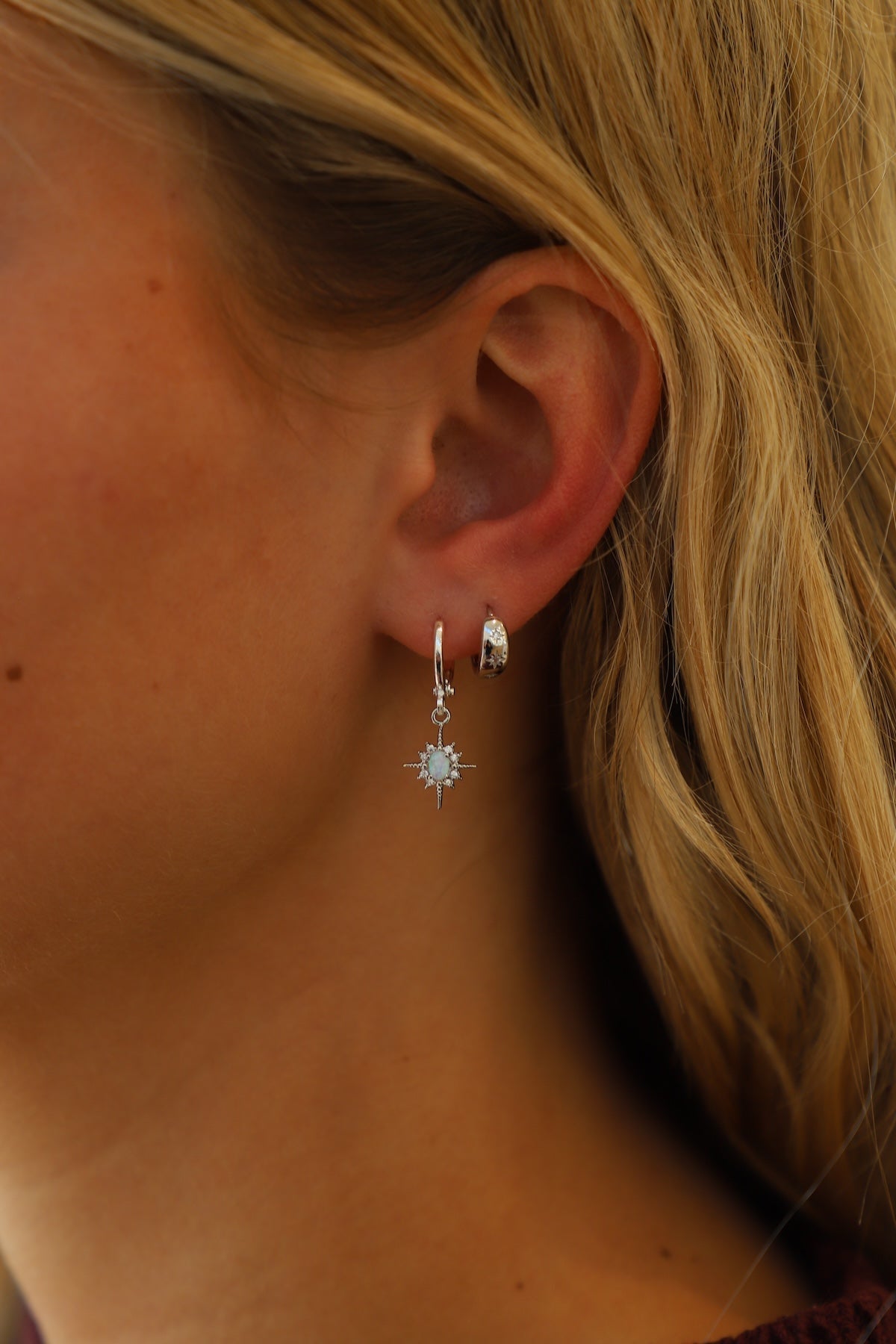Boucles d'oreilles créoles étoile en opalite argentée