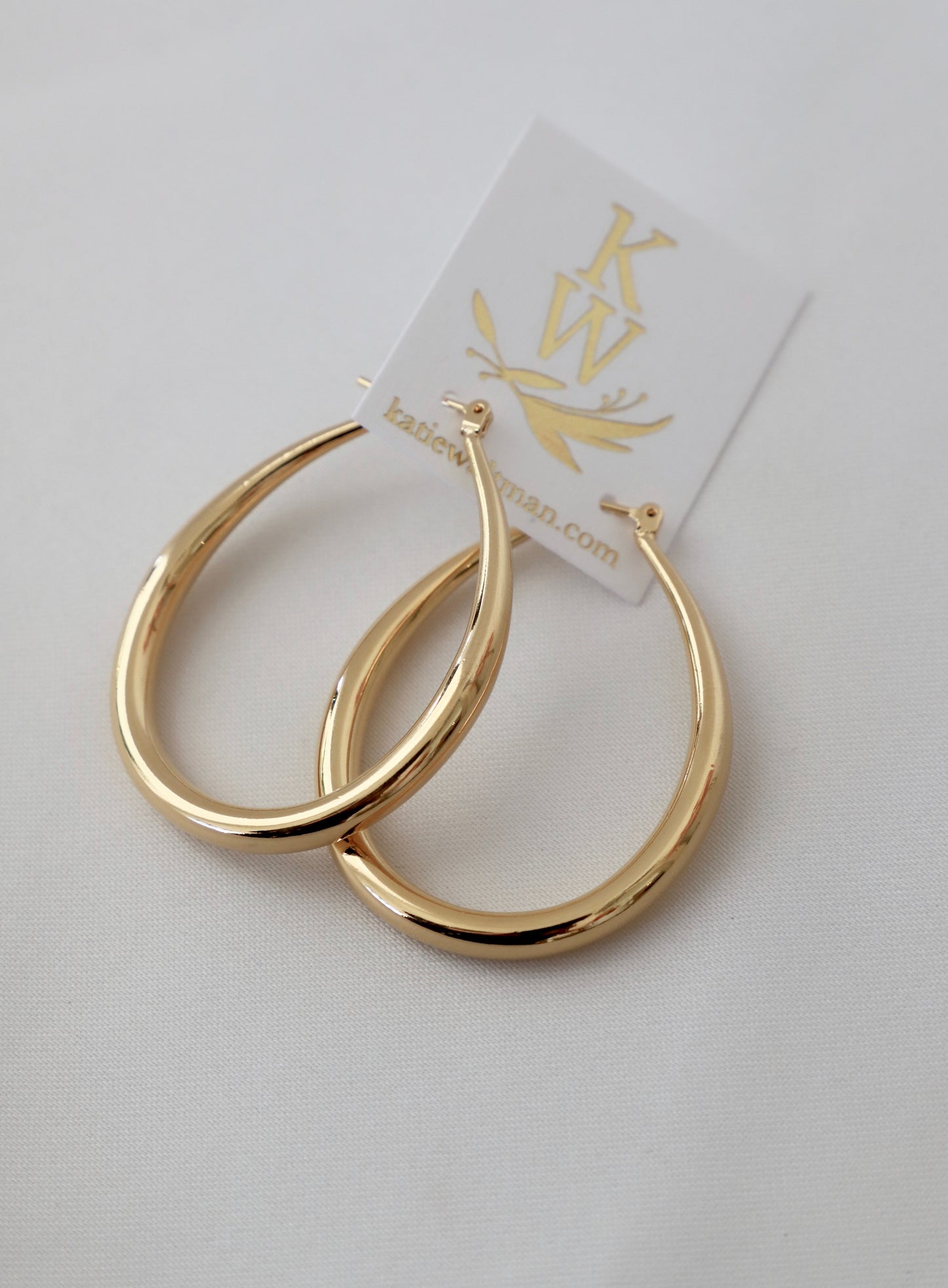 GRANDES BOUCLES D'OREILLES CRÉOLES EN FORME DE LARME