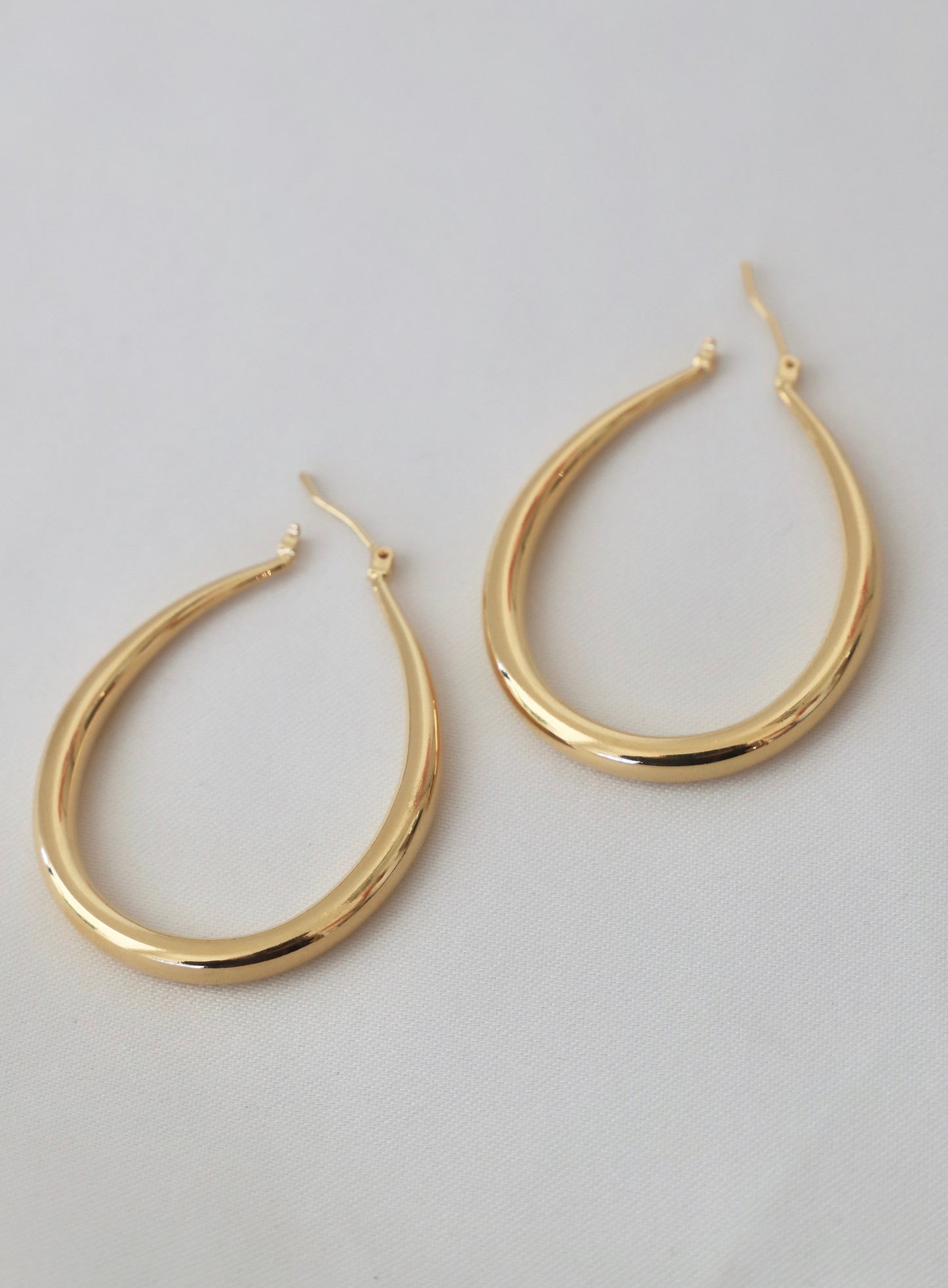 GRANDES BOUCLES D'OREILLES CRÉOLES EN FORME DE LARME