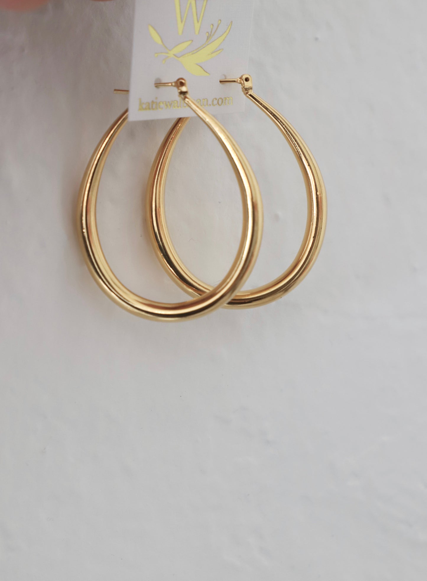 GRANDES BOUCLES D'OREILLES CRÉOLES EN FORME DE LARME