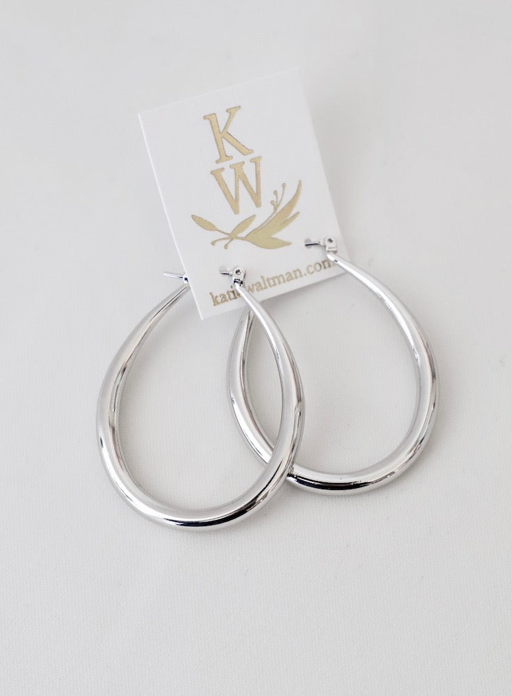 GRANDES BOUCLES D'OREILLES CRÉOLES EN FORME DE LARME
