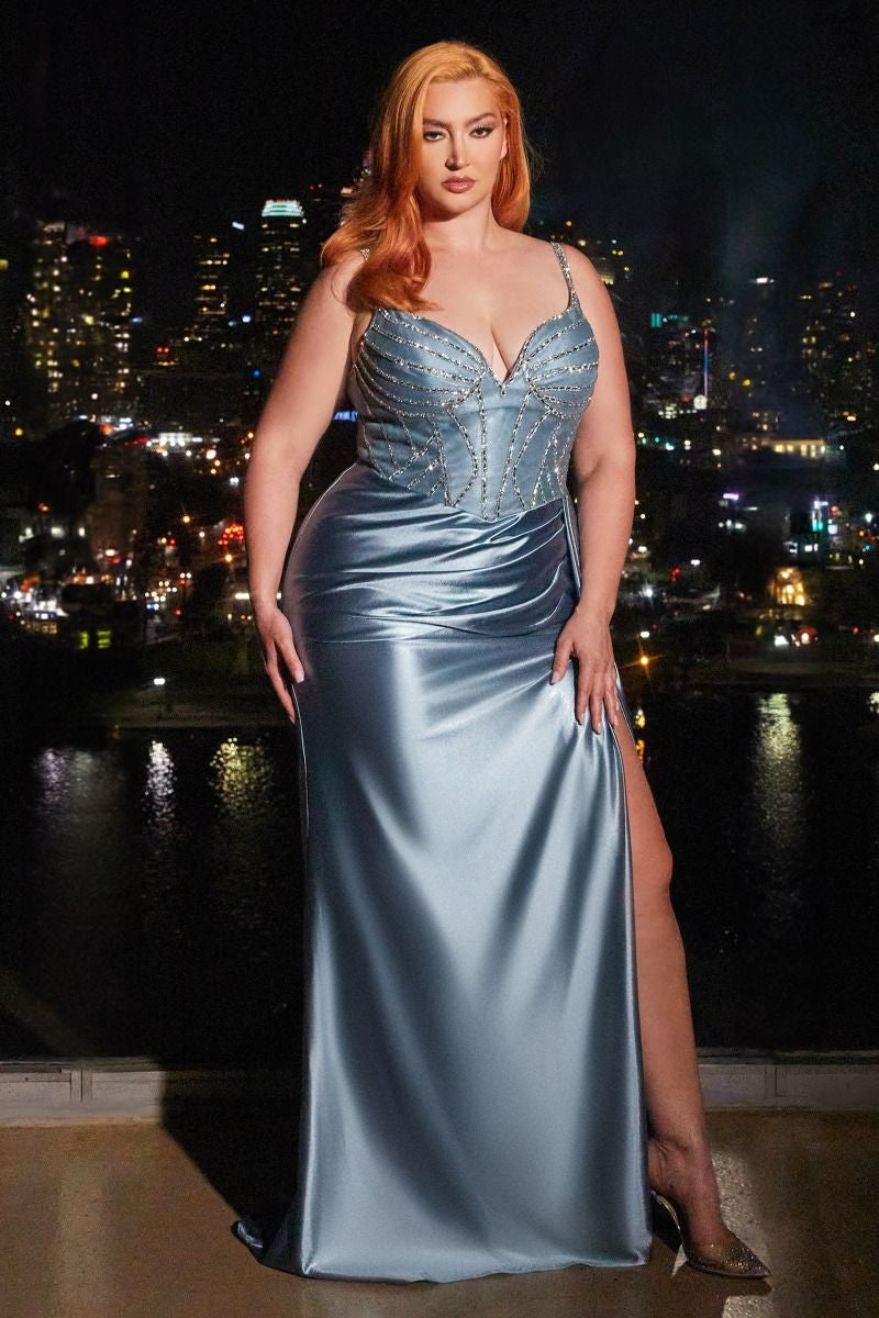 ROBE LIBERTY - BLEU POUSSIÈRE - ROBE AJUSTÉE EN SATIN AVEC CORSAGE PERLÉ