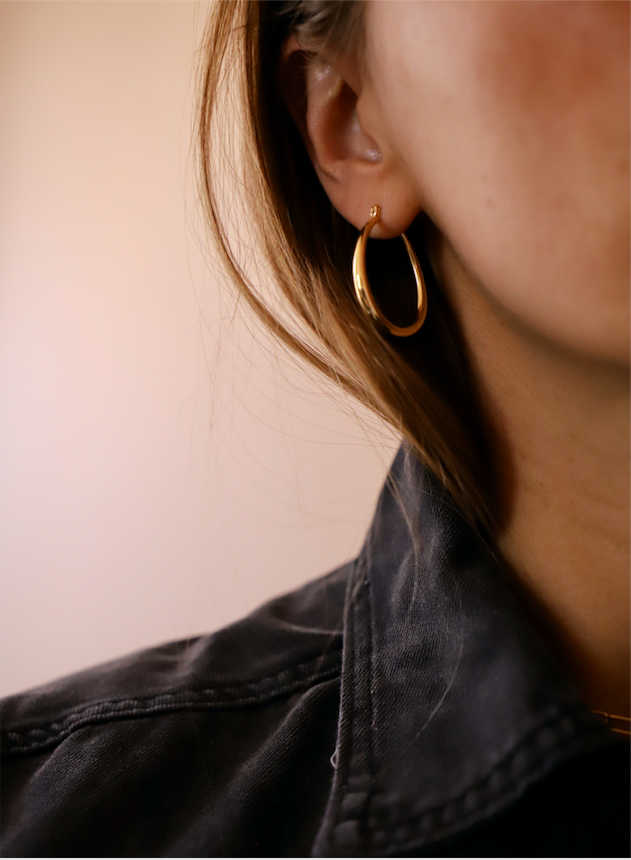 GRANDES BOUCLES D'OREILLES CRÉOLES EN FORME DE LARME
