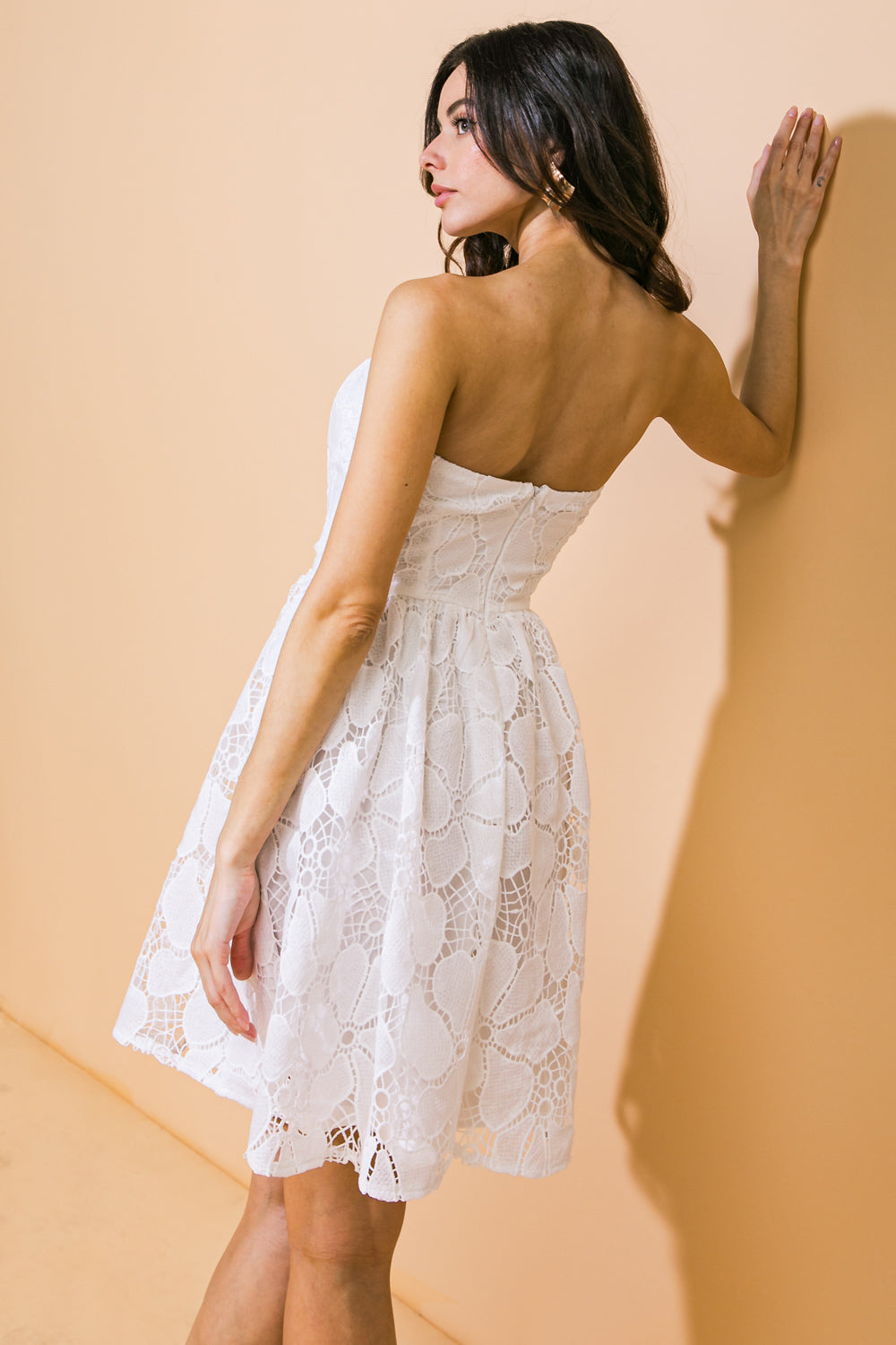 WHITE STRAPLESS FLORAL LACE MINI DRESS