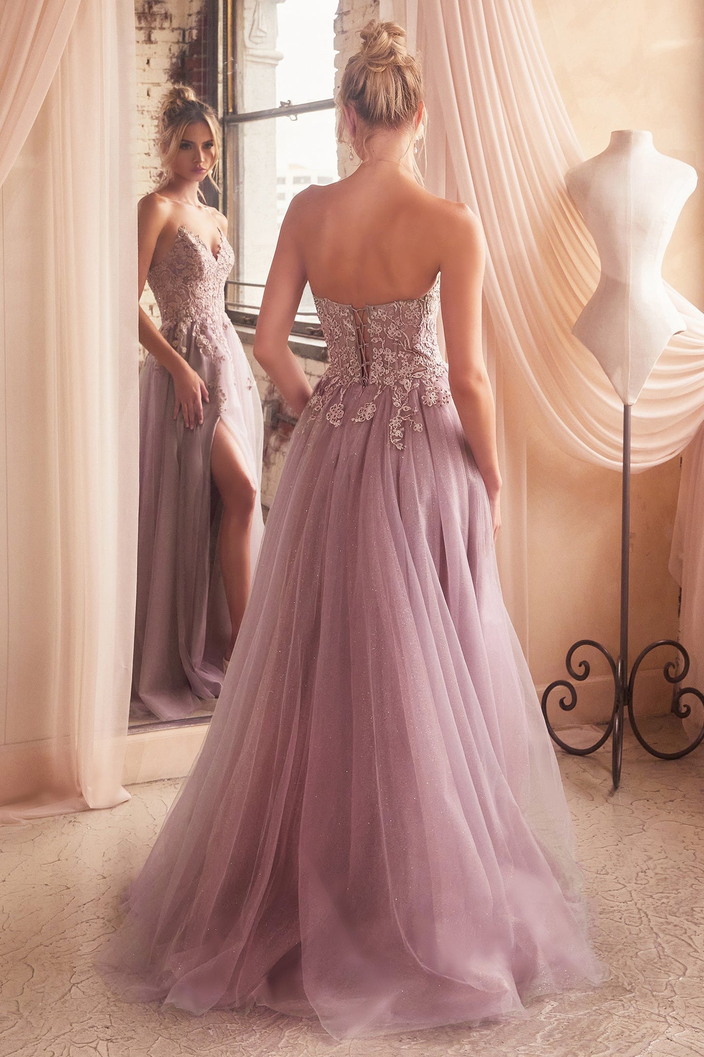 ELLEN GOWN – TRÄGERLOSES A-LINIEN-KLEID AUS SPITZE UND TÜLL