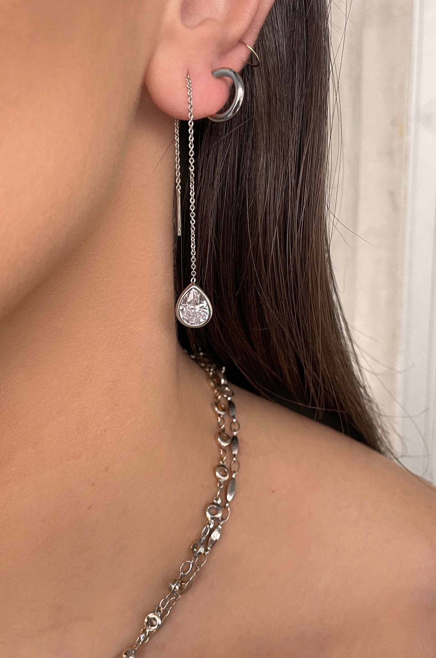 Kaum sichtbare Ohrringe mit Kette und Kristall