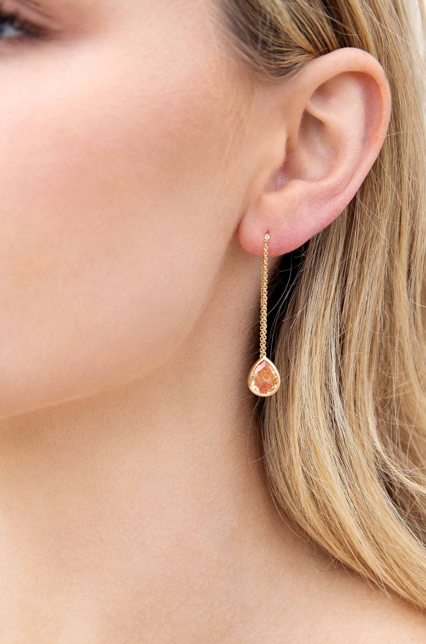 Kaum sichtbare Ohrringe mit Kette und Kristall