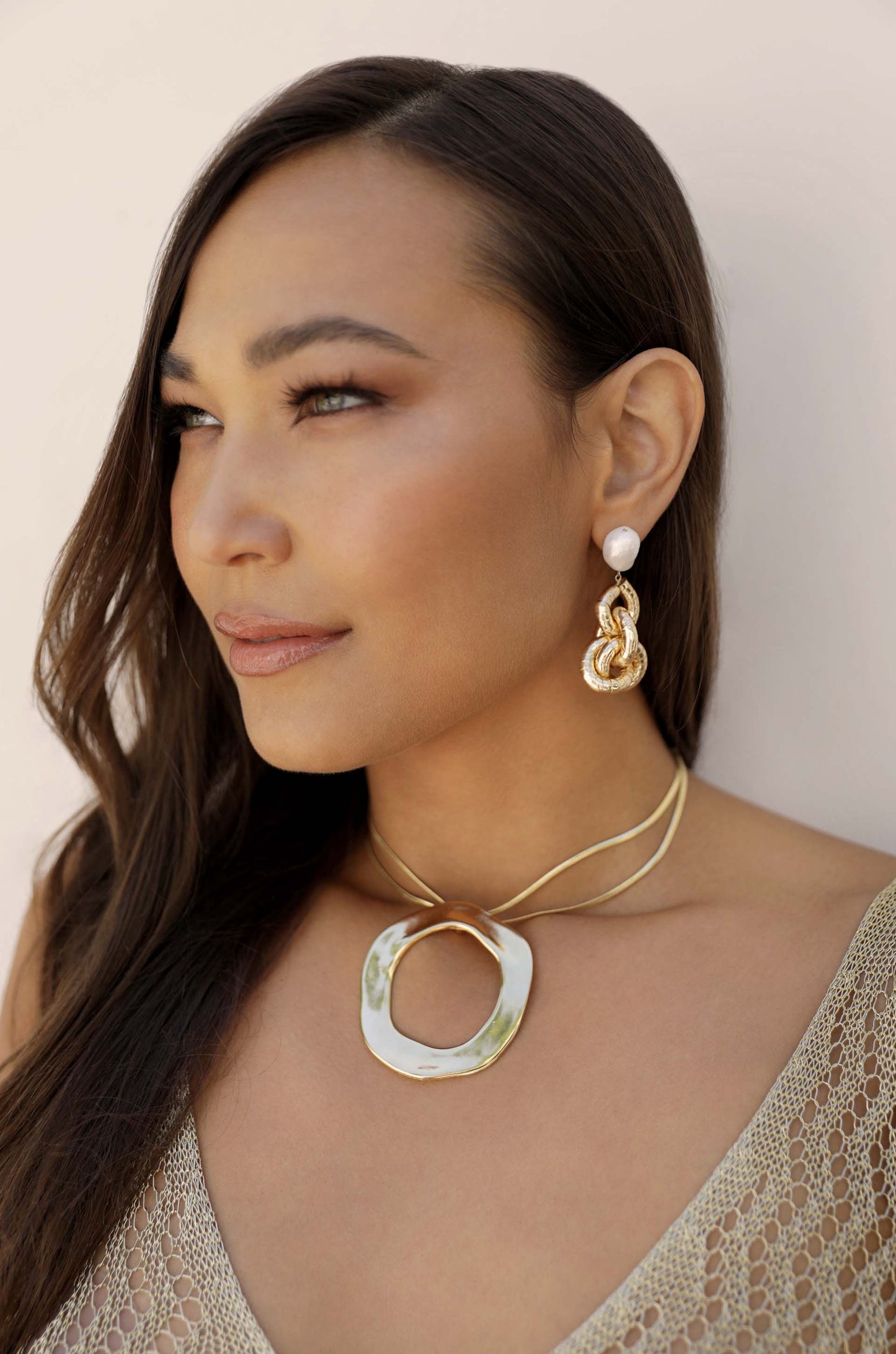 Boucles d'oreilles pendantes en or liquide et perles 