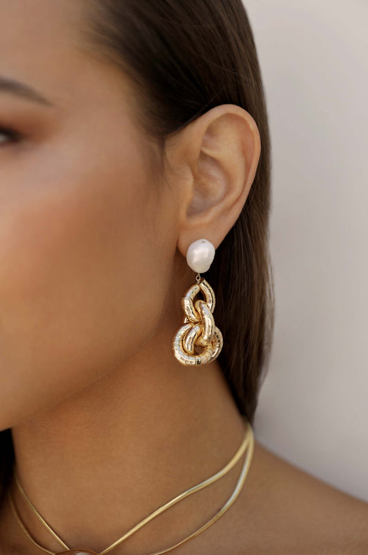Boucles d'oreilles pendantes en or liquide et perles 
