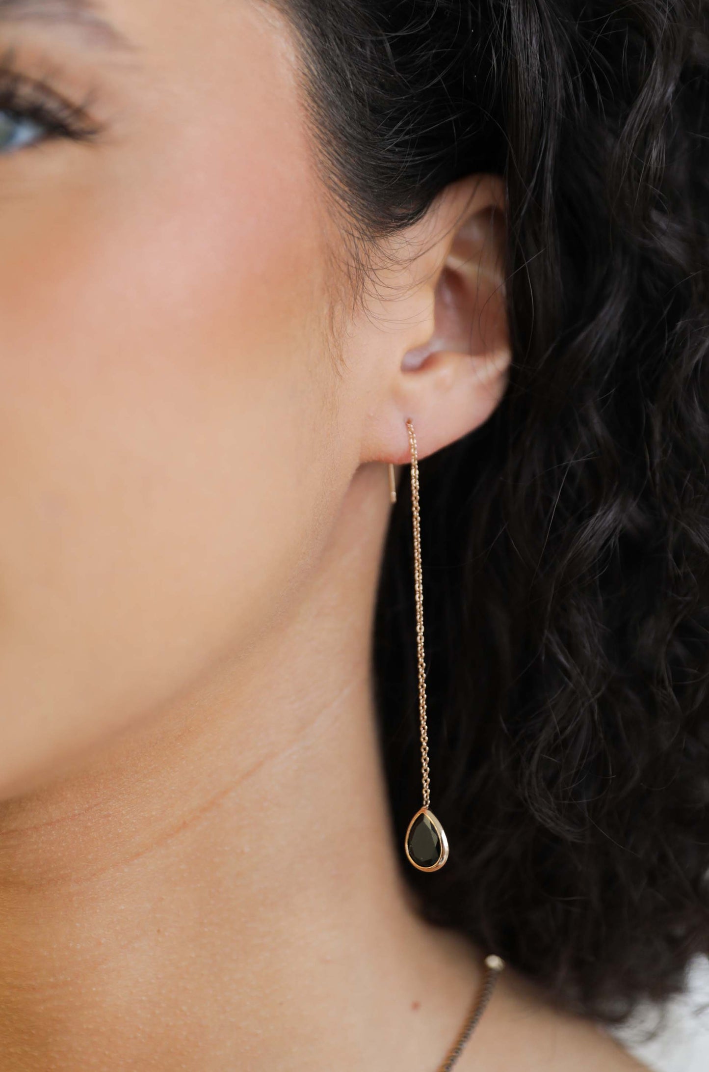 Kaum sichtbare Ohrringe mit Kette und Kristall