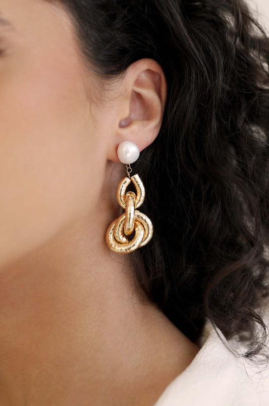 Boucles d'oreilles pendantes en or liquide et perles 