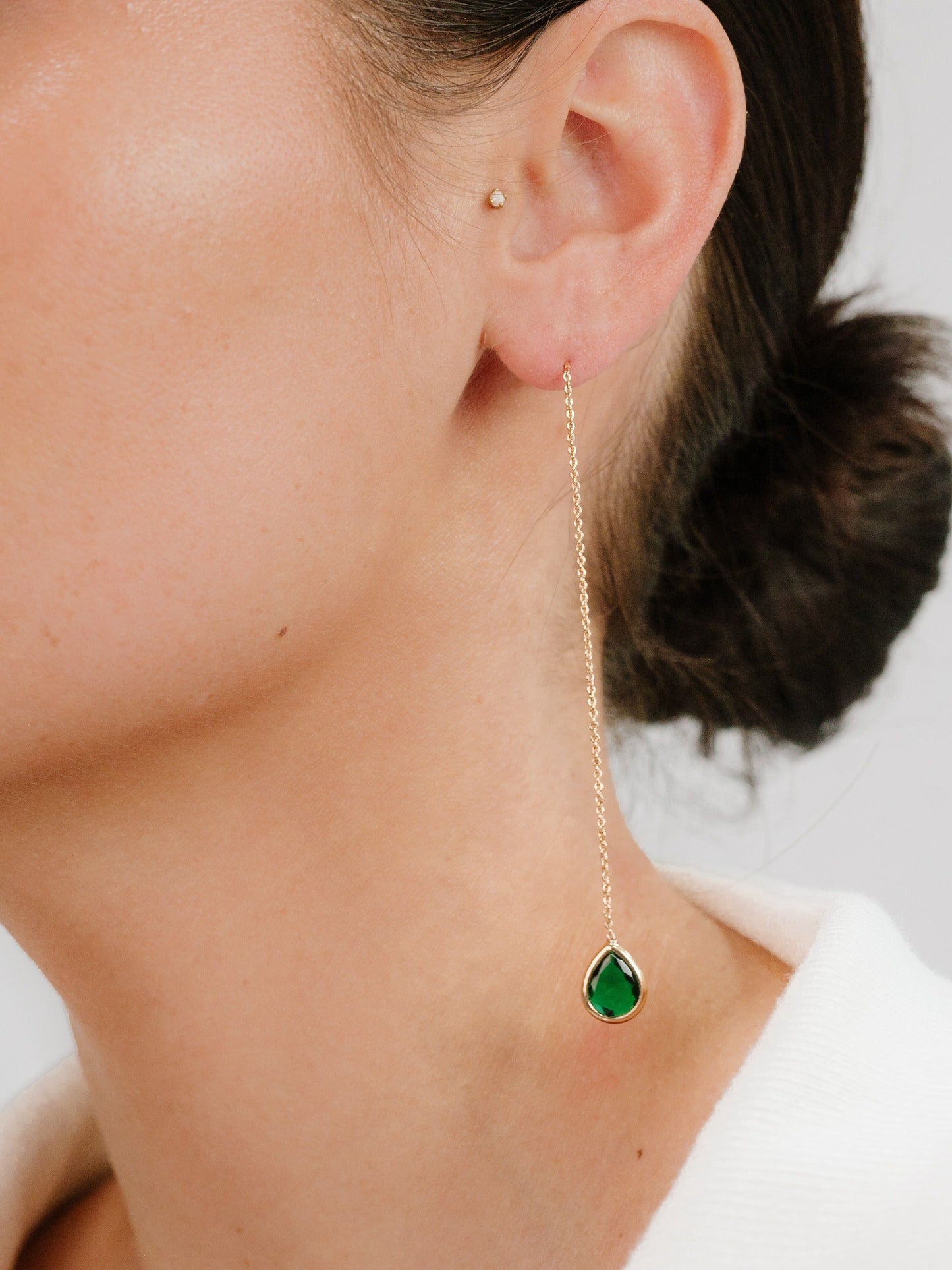 Kaum sichtbare Ohrringe mit Kette und Kristall