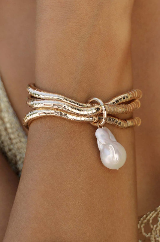 Bracelet extensible en or liquide et perles 
