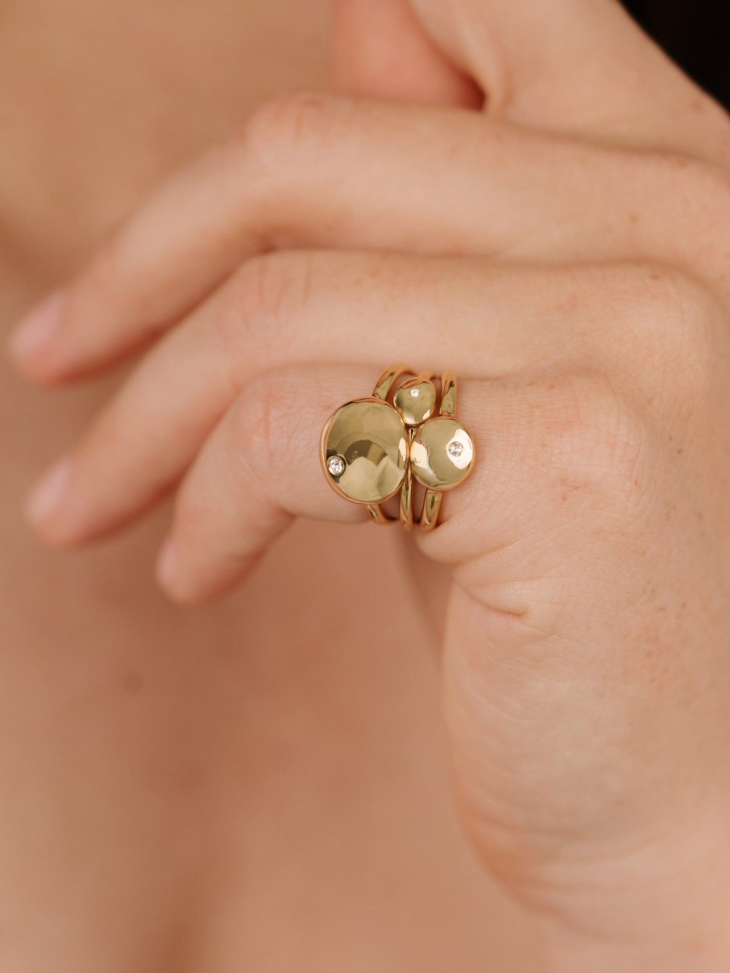 Poliertes Stapelring-Set mit Kieselsteinen 