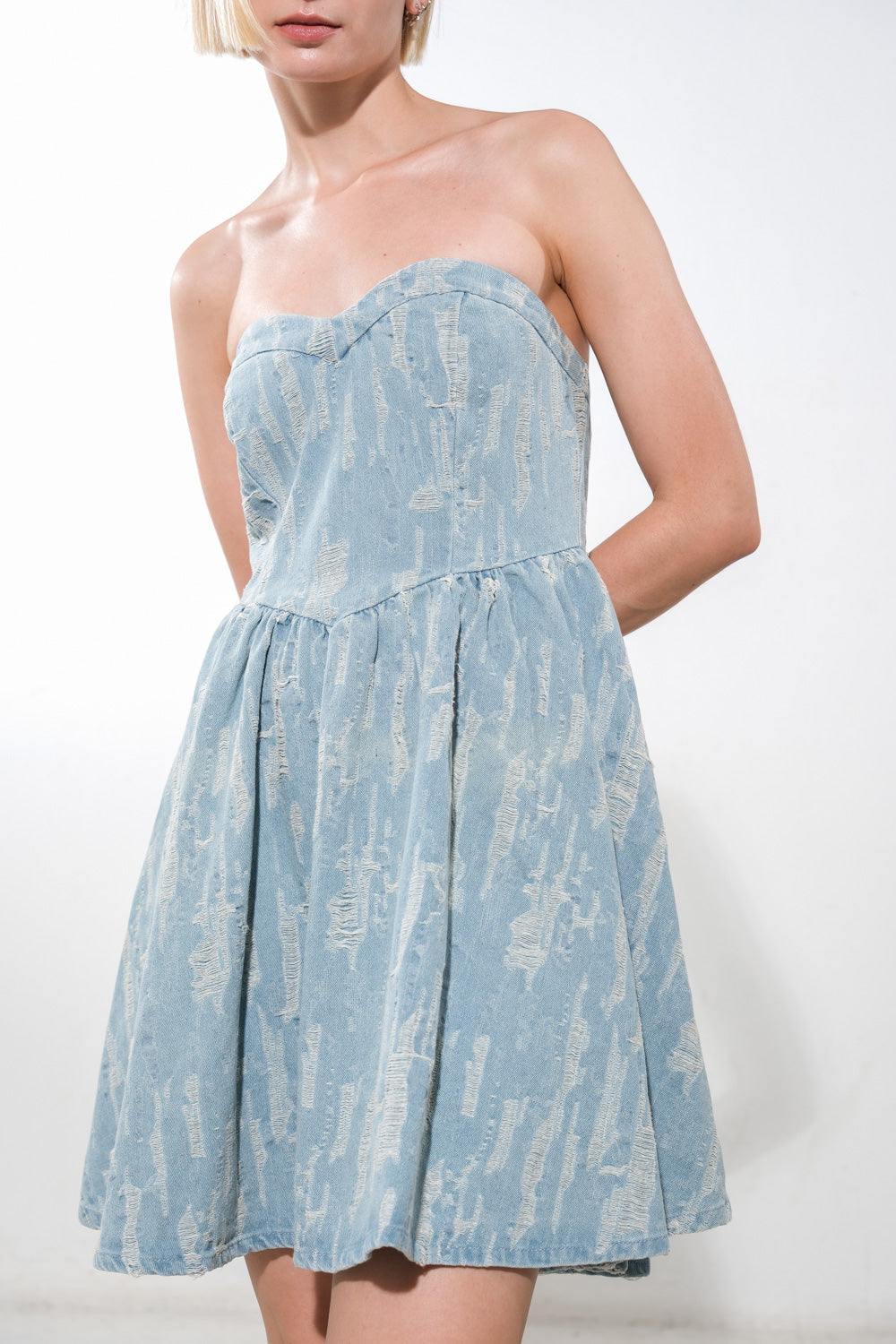 ROADTRIP REBEL – MINIKLEID AUS DISTRESSED-DENIM