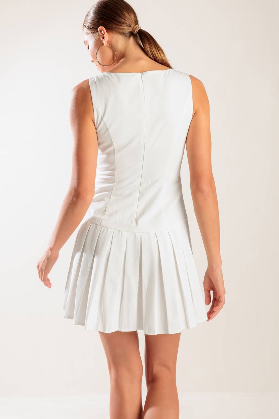 NO COMPARISONS PLISSIERTER ROCK MINIKLEID – WEISS