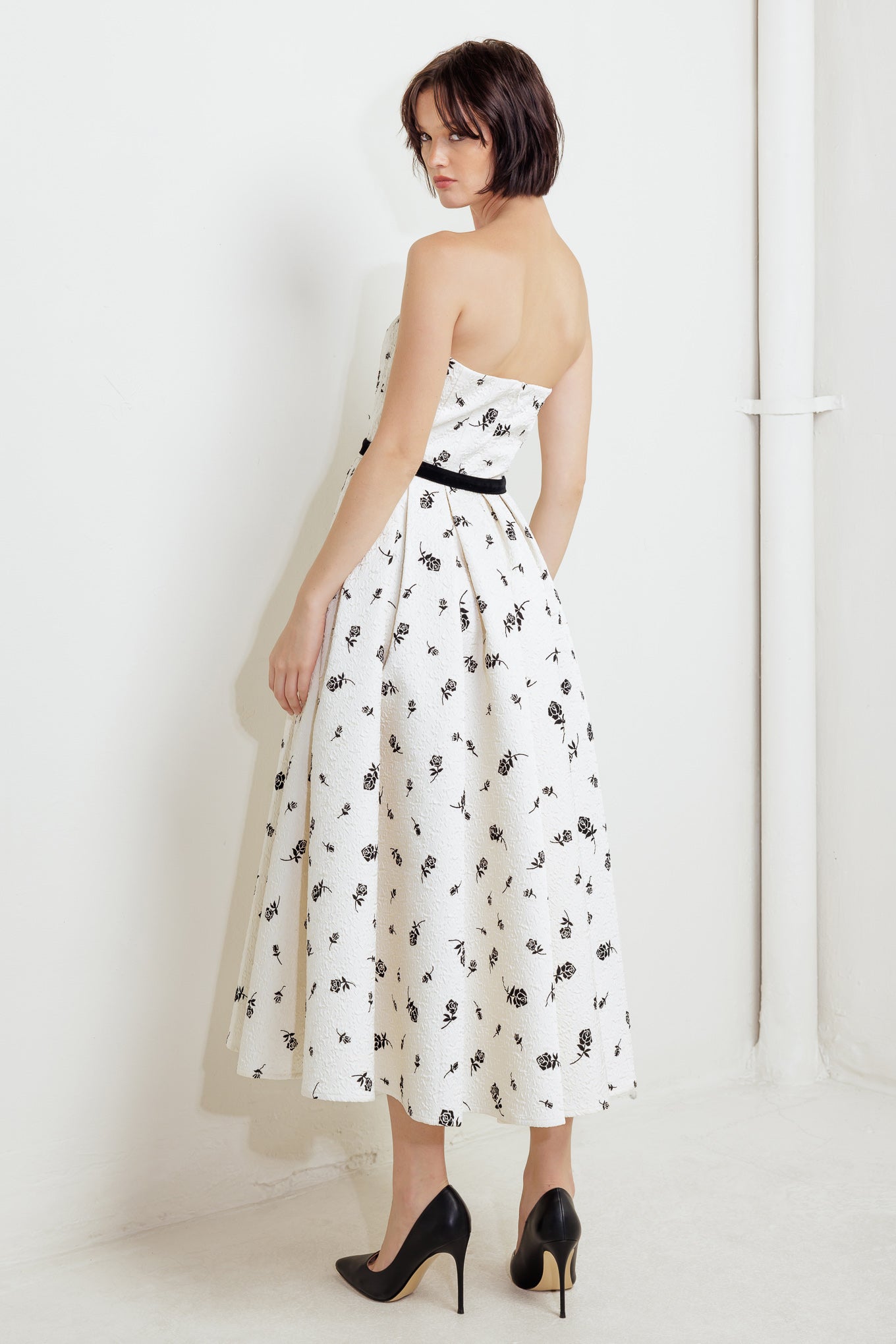 EFFIE BLACK ROSE STRAPLESS MIDI DRESS