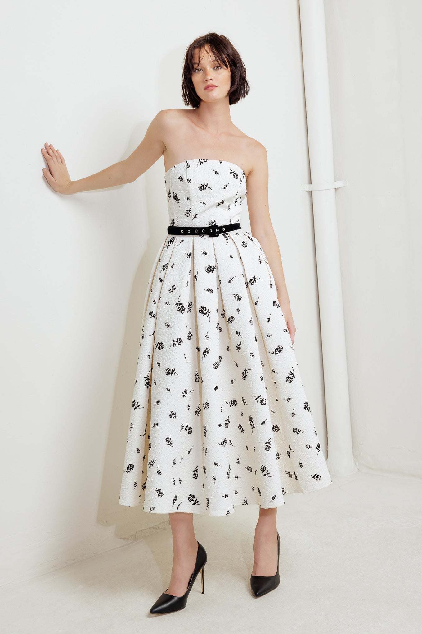 EFFIE BLACK ROSE STRAPLESS MIDI DRESS