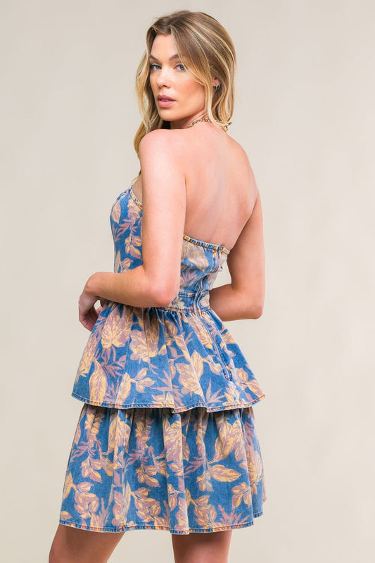 SOMMERMOMENTE – TRÄGERLOSES MINIKLEID AUS DENIM MIT BLUMENMUSTER